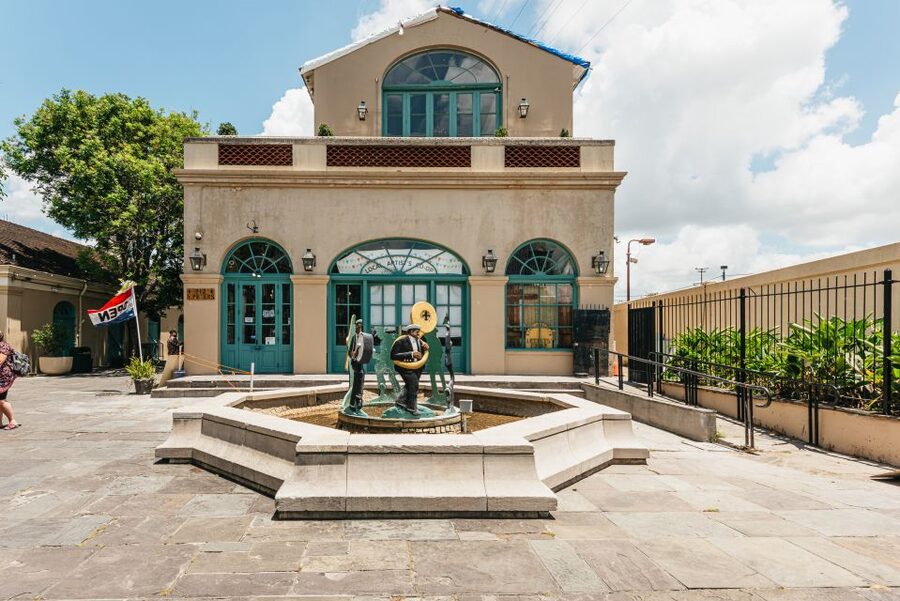 City Sightseeing New Orleans HOHO Bus Tour & Bookable Extras - Mardi Gras World and the Warehouse District to Riverfront: Ending With Big Views