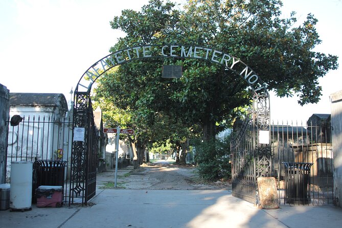 Historic Garden District Walking Tour - Lafayette Cemetery No. 1: Oldest-Era Atmosphere, With a Real-World Note