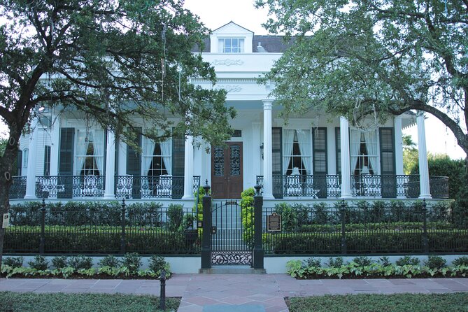 Historic Garden District Walking Tour - Guides, Lagniappe, and Why the Story Delivery Matters