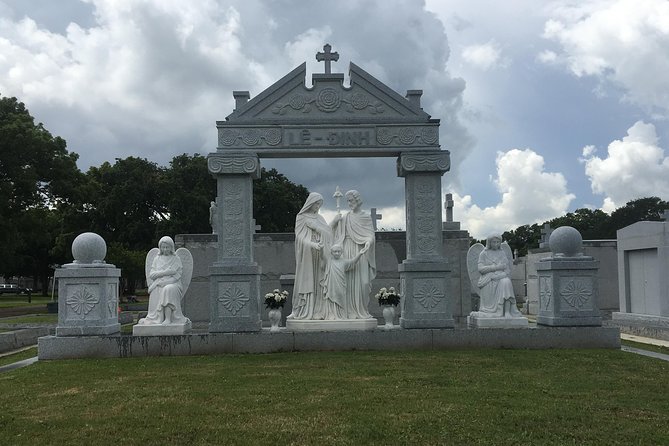 Historic Metairie Cemetery Walking Tour by Save Our Cemeteries - What you’ll see: tomb styles, symbols, and the meaning of the design