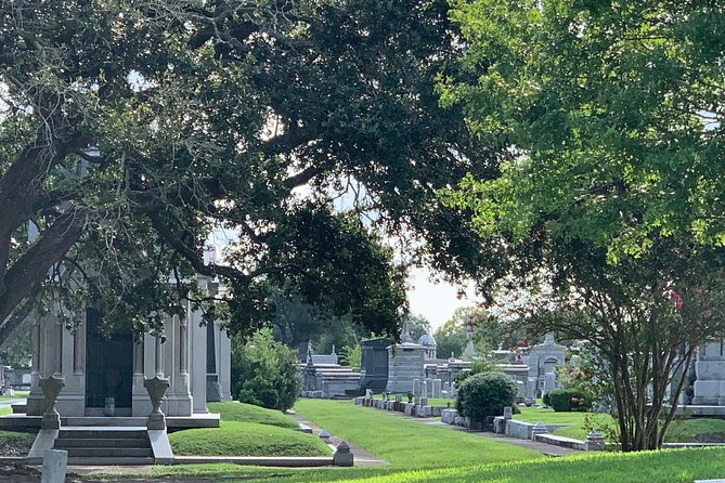 La Vie NOLA: Private City Tour of New Orleans - Lake Lawn Metairie: a short cemetery visit with real atmosphere