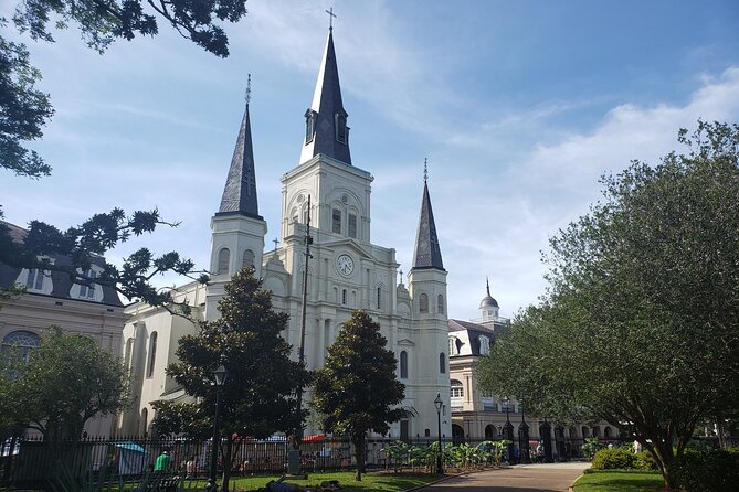 Louisiana of the Creoles: Visit to the French Quarter (French) - Saint-Louis Cemetery No. 1: licensed access, real atmosphere