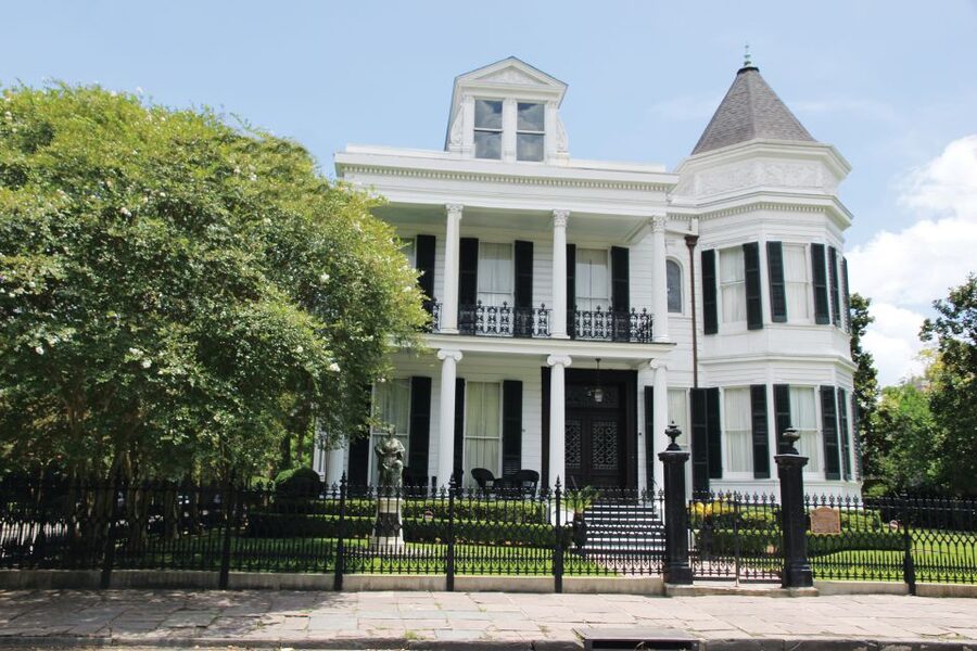 New Orleans: 2-Hour 15-Minute City and Cemetery Tour by Bus - Lake Pontchartrain: wide-open views that change your perspective