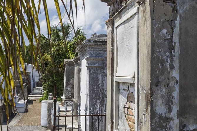 New Orleans City and Cemetery Sightseeing Tour - A Fast Route Through NOLA, Architecture, and Voodoo-Era Stories