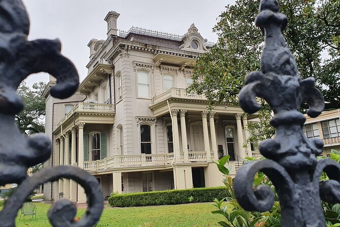 New Orleans Garden District and Cemetery Bike Tour - How the tour handles rain and uneven conditions