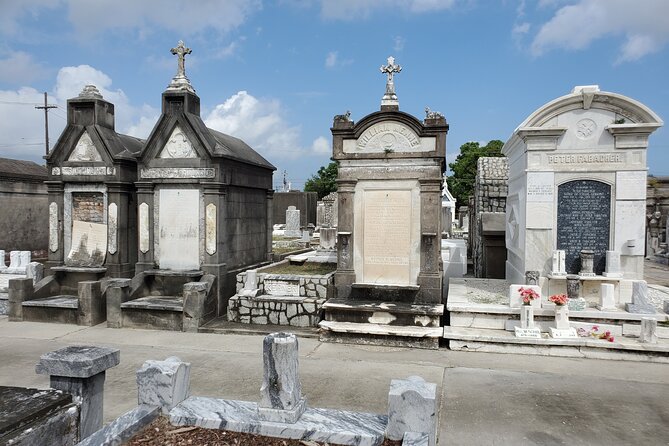 New Orleans Garden District and Cemetery Bike Tour - Small group size and the role of your guide