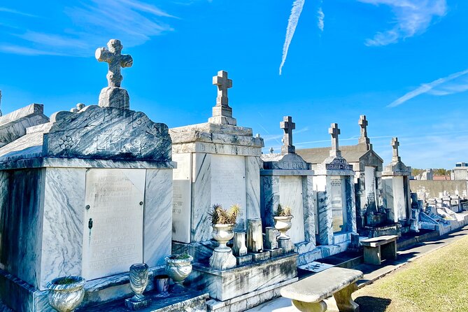 New Orleans Garden District Tour - Lafayette Cemetery No. 1: above-ground tombs and photo reality checks