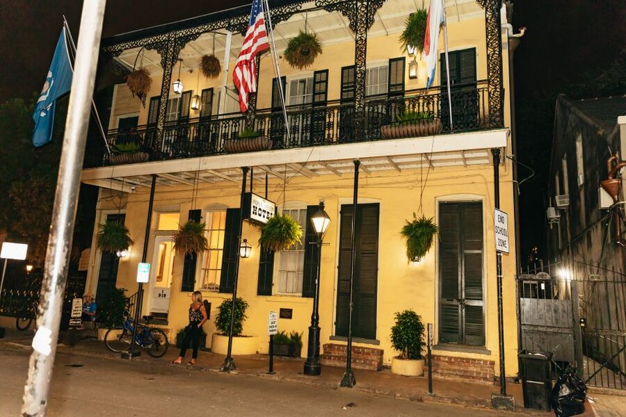 New Orleans: Haunted Pub Crawl - May Bailey’s Place and Vampire Café Pass-By: Short Looks, Big Flavor
