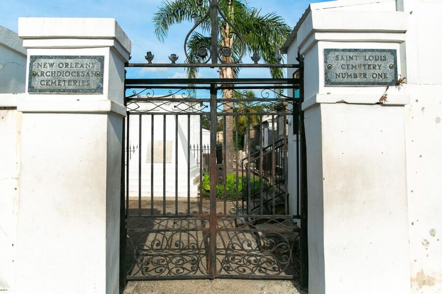 New Orleans: Walking Tour Inside St. Louis Cemetery No. 1 - The guided walk through a cemetery you cannot visit like normal