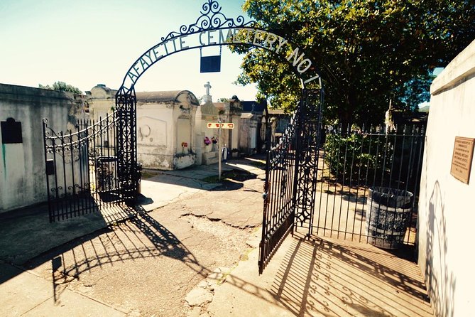 NOLA Garden District and Gates of Lafayette Cemetery Tour - Where the tour starts at the Garden District Book Shop (and why that matters)