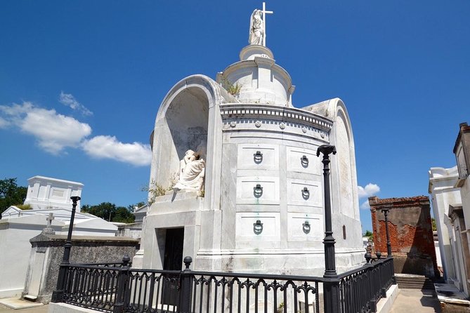 One Hour Saint Louis Cemetery Number One Walking Tour - Photo stops, timing, and how to stay relaxed