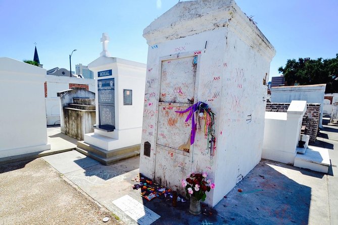 One Hour Saint Louis Cemetery Number One Walking Tour - The 1-hour flow: walk, then guided viewing at the gates