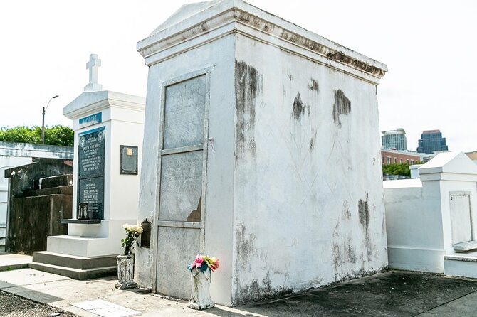 St. Louis Cemetery No. 1 Official Walking Tour - Entering the cemetery: the oldest Catholic cemetery mood