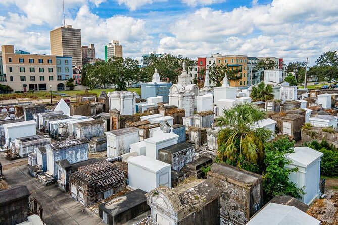 St. Louis Cemetery No. 1 Official Walking Tour - Photos are allowed, but do it the right way