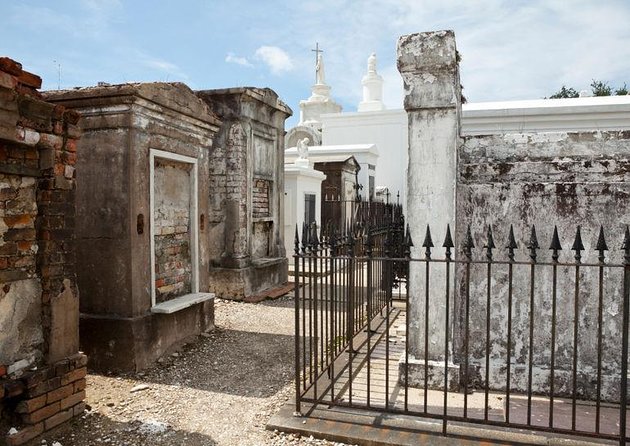 St. Louis Cemetery No. 1 Official Walking Tour - Comfort and practical tips for an easy, respectful visit